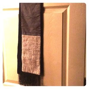 Wool suit block scarf with fridge tassel
